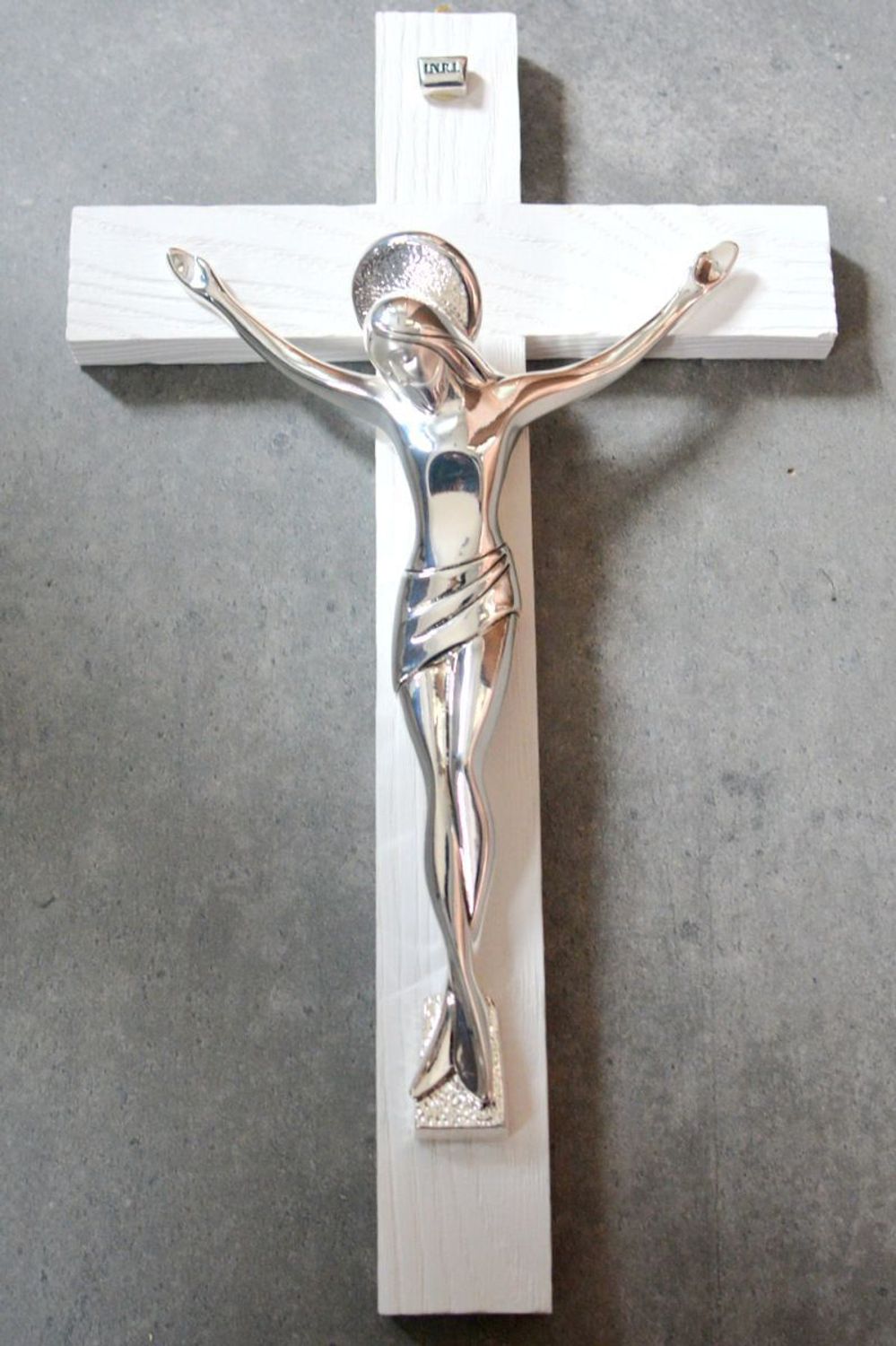 Krzyż na ścianę biały – posrebrzana pasyjka PVD (Miro-Silver), drewno VR 182932ARG.jpg